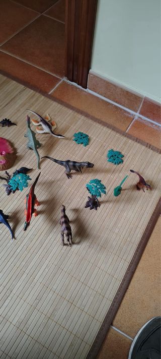 Lote de dinosaurios de juguete