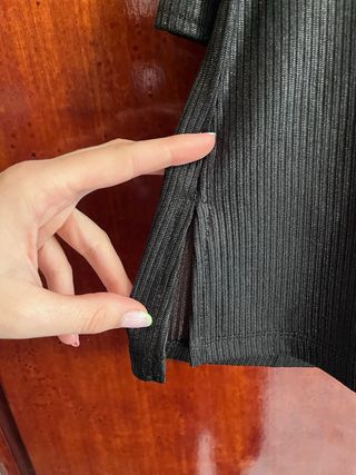 Camiseta negra plisada con mangas acampanadas