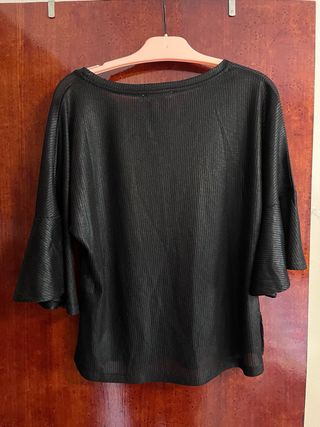 Camiseta negra plisada con mangas acampanadas