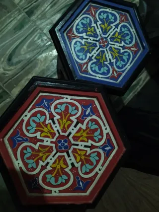2 Mesitas de madera pintadas a mano