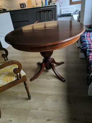 Mesa de comedor redonda / ovalada de madera