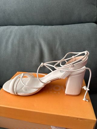 Tacones blancos atados