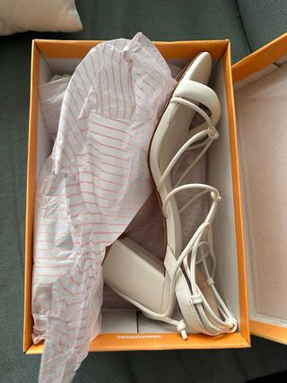 Tacones blancos atados