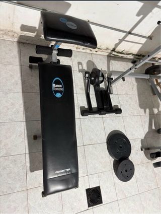 Banco de pesas con barra y discos