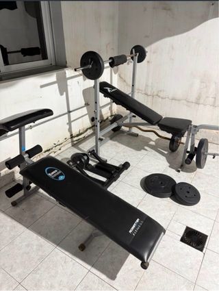 Banco de pesas con barra y discos