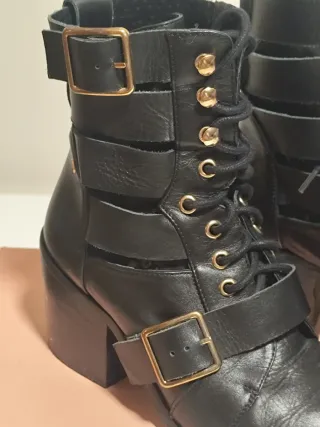 Botines negros con cordones y hebillas