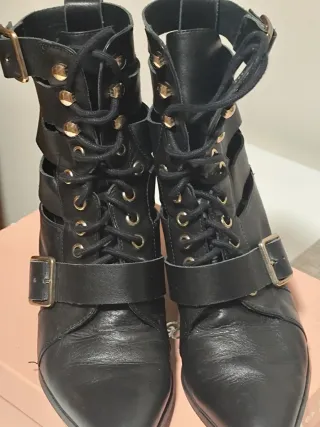 Botines negros con cordones y hebillas