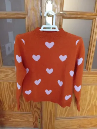 Jersey naranja con corazones rosas