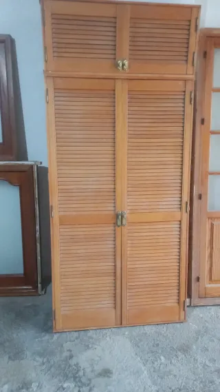 Puertas de armario de madera con lamas