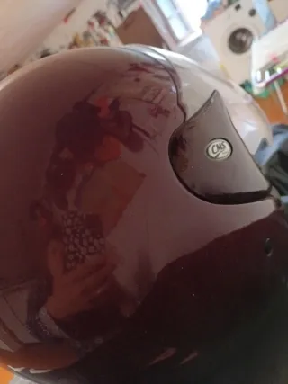 Casco de moto rojo