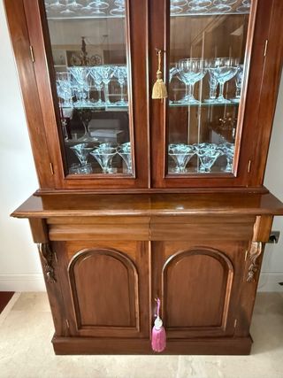 Vitrina victoriana de madera y cristal
