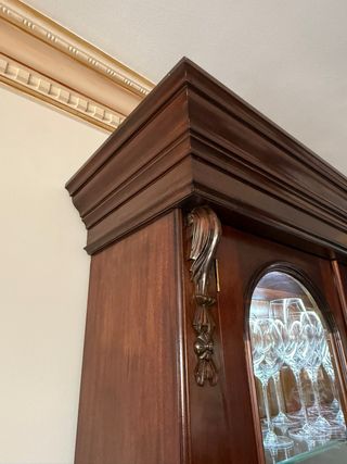 Vitrina victoriana de madera y cristal