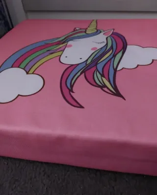 Baúl infantil con unicornio