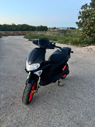 Scooter Negra Ruedas Fucsia