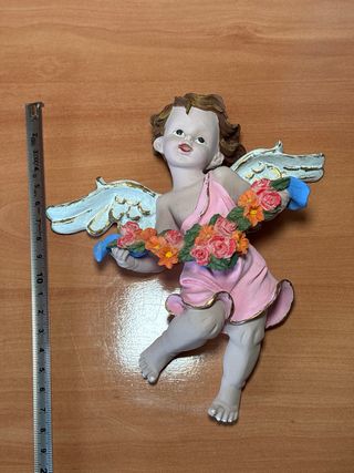 Ángel de cerámica decorativo pared flores doradas