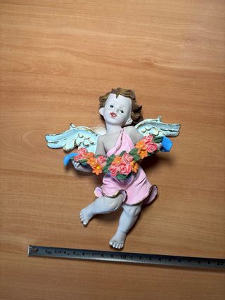 Ángel de cerámica decorativo pared flores doradas