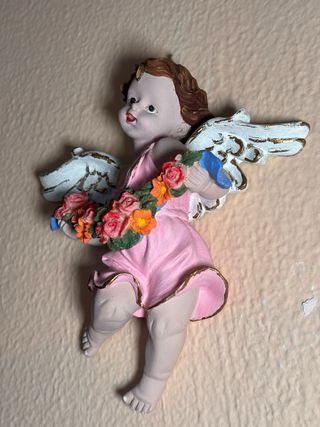 Ángel de cerámica decorativo pared flores doradas