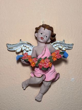 Ángel de cerámica decorativo pared flores doradas