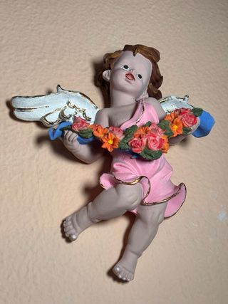 Ángel de cerámica decorativo pared flores doradas