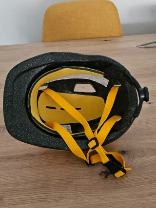 Casco infantil B'Twin amarillo y negro