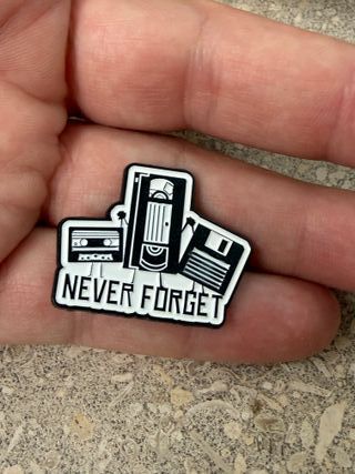 Pin Estilo "Never Forget" - Novo
