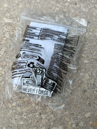 Pin Estilo "Never Forget" - Novo