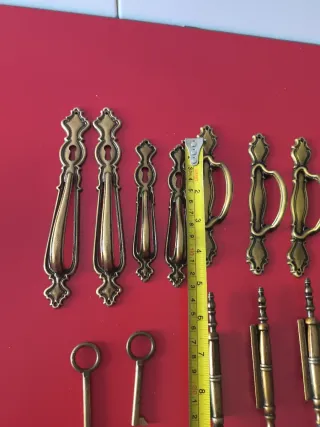 Manillas y bisagras de muebles estilo vintage
