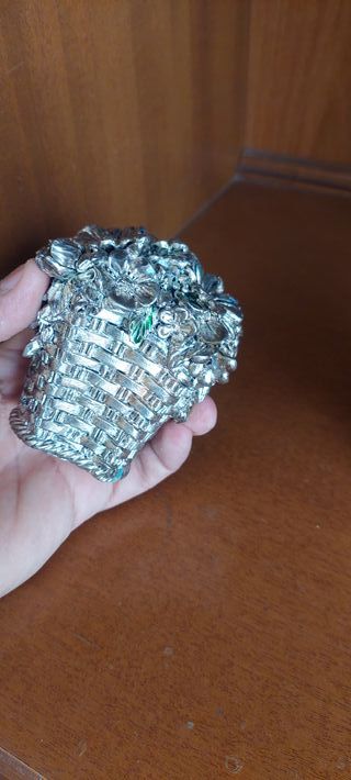 due oggetti decorativi a forma di cesto, placcati
