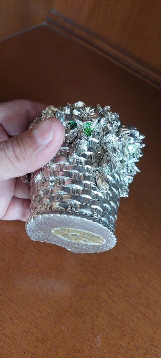 due oggetti decorativi a forma di cesto, placcati