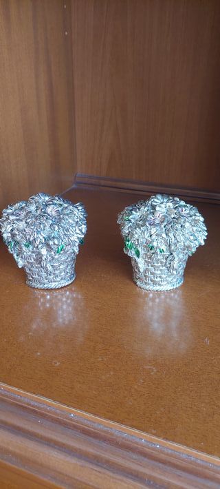 due oggetti decorativi a forma di cesto, placcati