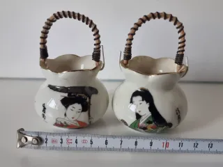 Pareja de palilleros de porcelana japonesa.