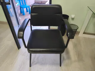 Silla de piel negra
