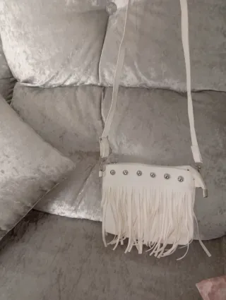 Bolso blanco con flecos y tachuelas