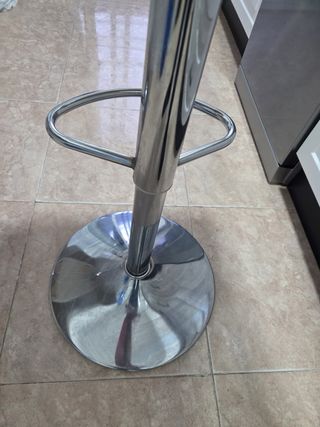 2 Taburetes Blancos y Plateados