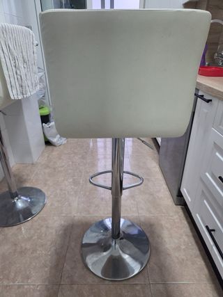 2 Taburetes Blancos y Plateados