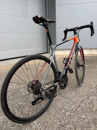 Bicicleta Cube Attain Shimano 105 Gris/Naranja