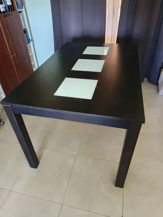 Mesa de comedor moderna negra con detalles en vidr
