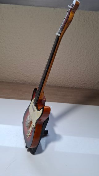 Guitarra en Miniatura con Soporte 25cm