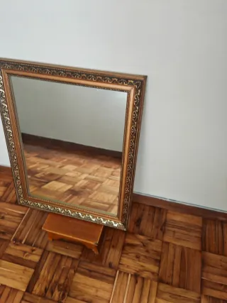 Espejo de pared dorado con marco decorado