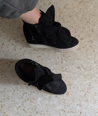 Botines cuña negros con lazo