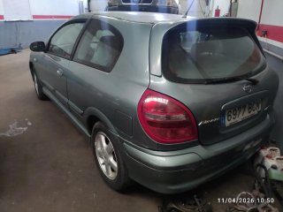 Nissan Almera averiado
