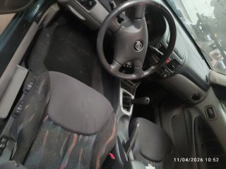 Nissan Almera averiado