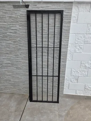 Reja abatible con cerradura