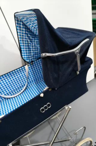 Cochecito de muñecas antiguo