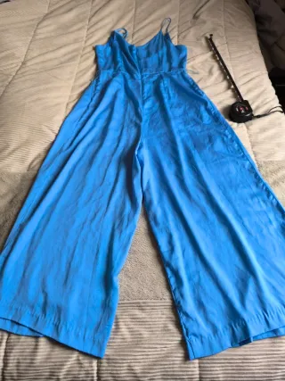 Mono azul talla L no tiene el cinturón