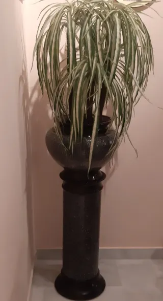 Columna cerámica con planta artificial