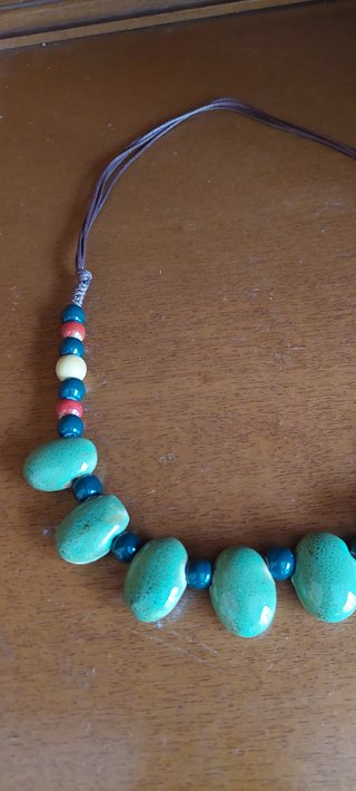 Elegante collana di perline in ceramica fatta a ma