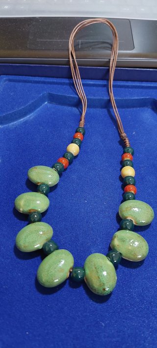 Elegante collana di perline in ceramica fatta a ma