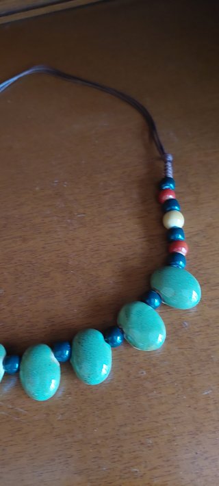 Elegante collana di perline in ceramica fatta a ma