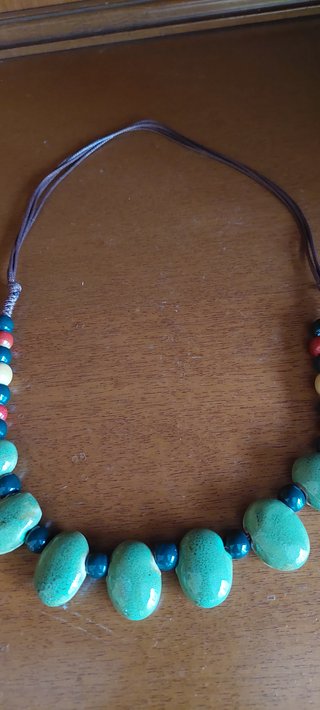 Elegante collana di perline in ceramica fatta a ma